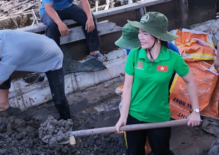  Chị Thái Thị Mỹ Dung luôn kịp thời hỗ trợ, giúp đỡ người dân trong đời sống hằng ngày. Ảnh: Nhân vật cung cấp