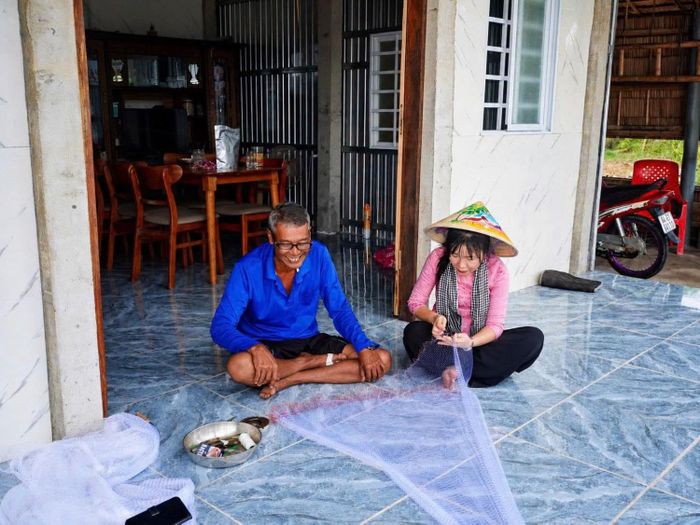  Chị Dung cùng người dân trong các hoạt động gắn với đời sống tại địa phương. Ảnh: Nhân vật cung cấp  