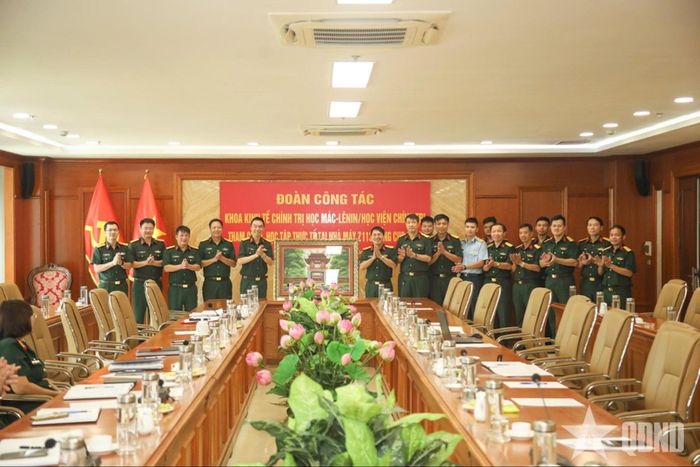 Đoàn cán bộ, giảng viên của Khoa Kinh tế chính trị học Mác-Lênin và các học viên tặng quà đại diện Nhà máy Z113. 