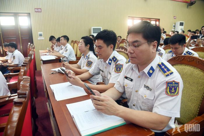 Các đại biểu tải phần mềm hệ thống Thông tin Tuyên giáo để tham gia cuộc thi trực tuyến. 