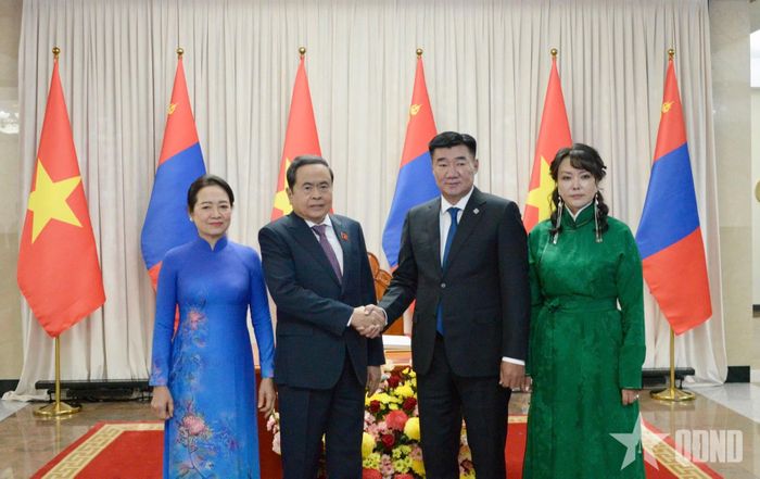 Chủ tịch Quốc hội Mông Cổ Sandag Byambatsogt và phu nhân đón Chủ tịch Quốc hội Trần Thanh Mẫn và phu nhân thăm chính thức Mông Cổ. 
