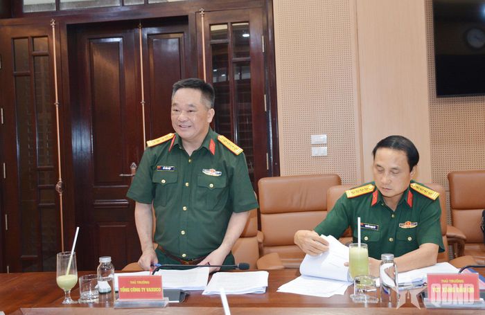 Đại tá Đỗ Văn Hiệp, Chủ tịch kiêm Tổng giám đốc Tổng công ty Xuất nhập khẩu tổng hợp Vạn Xuân (VAXUCO) trình bày báo cáo trung tâm tại buổi làm việc.