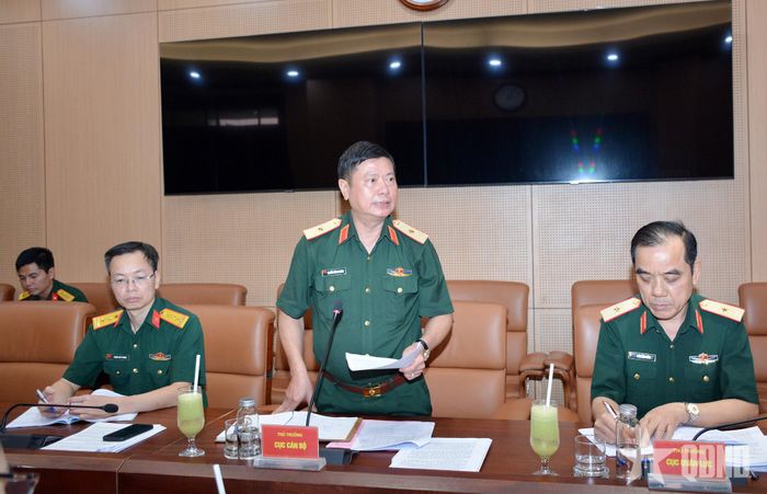 Thiếu tướng Nguyễn Hồng Phương, Phó cục trưởng Cục Cán bộ, Tổng cục Chính trị phát biểu tại buổi làm việc.