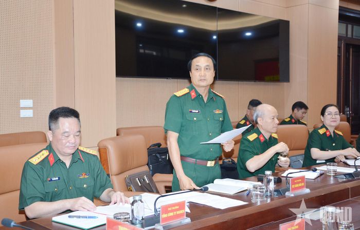 Đại tá Nguyễn Trọng Úy, Chủ tịch kiêm Tổng giám đốc Tổng công ty Xăng dầu Quân đội trình bày báo cáo trung tâm tại buổi làm việc.