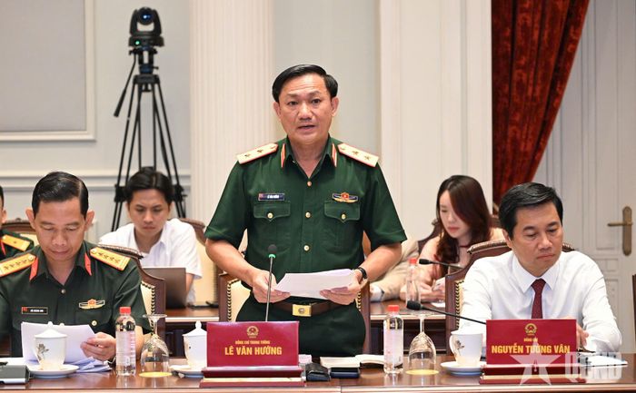 Trung tướng Lê Văn Hướng phát biểu tại họp báo. Ảnh: PHẠM HƯNG