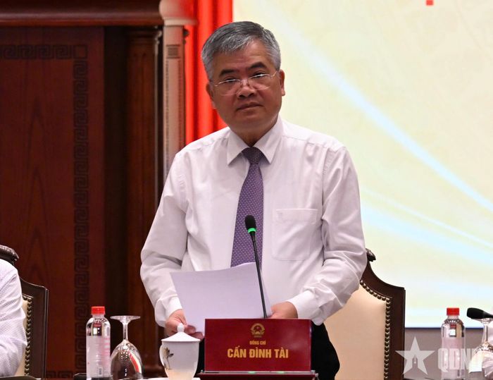 Phó chủ nhiệm Văn phòng Chủ tịch nước Cấn Đình Tài công bố Lệnh của Chủ tịch nước đối với các luật được Quốc hội thông qua. Ảnh: PHẠM HƯNG