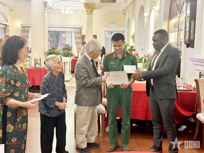 Thượng sĩ Lê Anh Đức Yên nhận học bổng Vallet năm học 2025-2026 của Tổ chức Khoa học và giáo dục Gặp gỡ Việt Nam. 