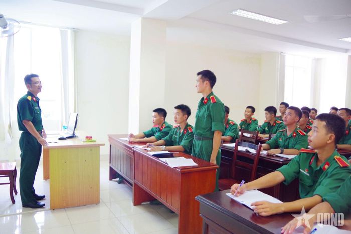  Thượng sĩ Lê Anh Đức Yên tích cực phát biểu xây dựng bài trên lớp.