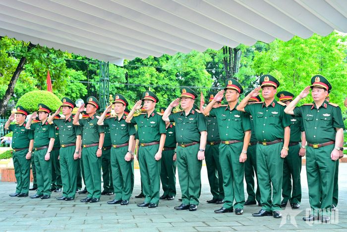 Đại tướng Nguyễn Trọng Nghĩa cùng các đại biểu dâng hoa, dâng hương tưởng niệm các anh hùng liệt sĩ tại Đài tưởng niệm Quân đoàn. 