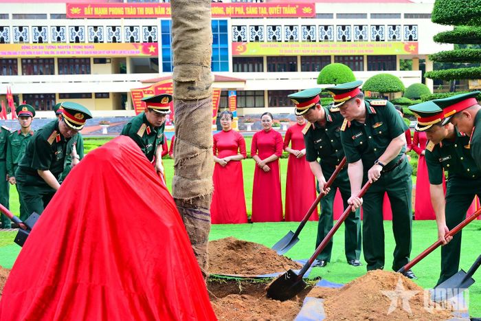  Đại tướng Nguyễn Trọng Nghĩa cùng đoàn công tác trồng cây lưu niệm trong khuôn viên đơn vị. 