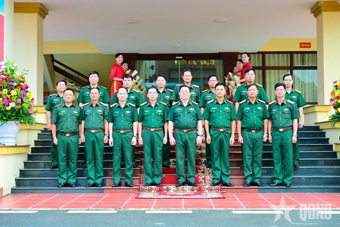 Đại tướng Nguyễn Trọng Nghĩa và các đại biểu chụp ảnh chung.  