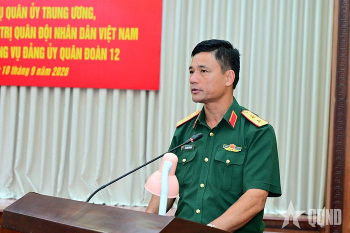 Trung tướng Lê Xuân Thuân, Ủy viên Trung ương Đảng, Tư lệnh Quân đoàn 12 phát biểu.  