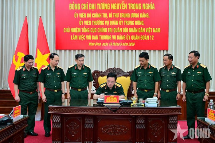 Đại tướng Nguyễn Trọng Nghĩa ghi sổ vàng truyền thống Quân đoàn 12. 
