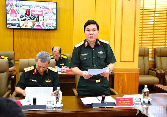 Trung tướng Bùi Công Chức, Cục trưởng Cục Tổ chức báo cáo tổng hợp đề xuất sửa đổi bổ sung các quy định của Bộ Chính trị, Ban Bí thư. 