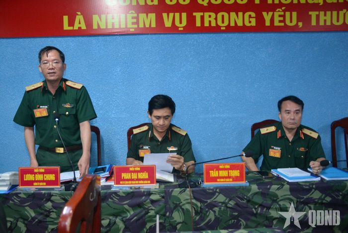 Thiếu tướng Lương Đình Chung, Bí thư Đảng ủy, Chính ủy Quân khu 5 nêu vấn đề để khung tập HĐND tỉnh Đắk Lắk nghiên cứu, xử trí trong diễn tập.