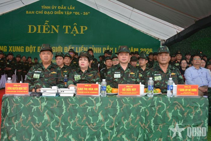  Lãnh đạo tỉnh Đắk Lắk tham quan, theo dõi các nội dung diễn tập thực binh.