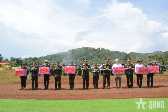 Thủ trưởng Bộ Tổng Tham mưu, Quân khu 5 và lãnh đạo tỉnh Đắk Lắk tặng quà, động viên lực lượng tham gia diễn tập thực binh A3.