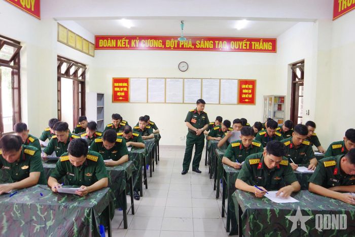  Các thí sinh thực hiện nội dung thi môn công tác Đảng, công tác chính trị.