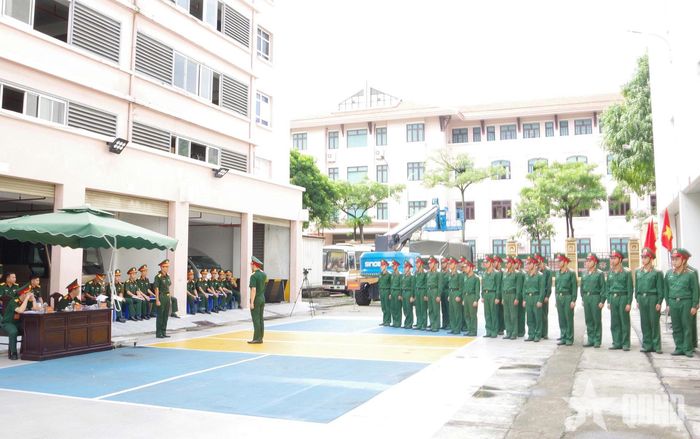  Các thí sinh thực hành thi nội dung huấn luyện điều lệnh đội ngũ.