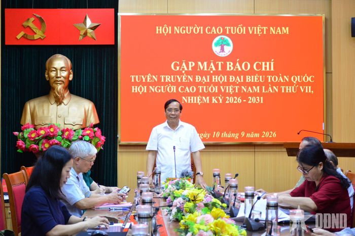 Đồng chí Nguyễn Thanh Bình, Chủ tịch Hội Người cao tuổi Việt Nam phát biểu tại buổi gặp mặt.