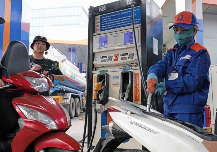  Từ chiều nay (10-9), giá xăng dầu đồng loạt tăng, xăng E10 vượt 24.000 đồng/lít. Ảnh minh họa: congthuong.vn 