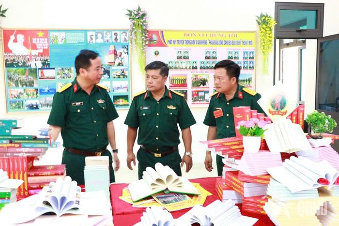 Các đại biểu tham quan vị trí trưng bày sách tại phòng Hồ Chí Minh Tiểu đoàn 3, Trung đoàn 48.  