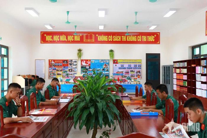  Hoạt động đọc sách báo của bộ đội tại phòng Hồ Chí Minh.