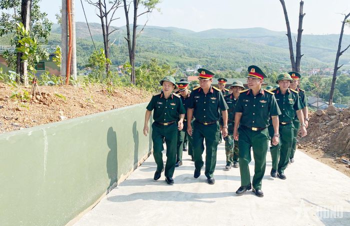 Trung tướng Lương Văn Kiểm, Tư lệnh Quân khu 3 kiểm tra tại Sở chỉ huy diễn tập TP Quảng Ninh.