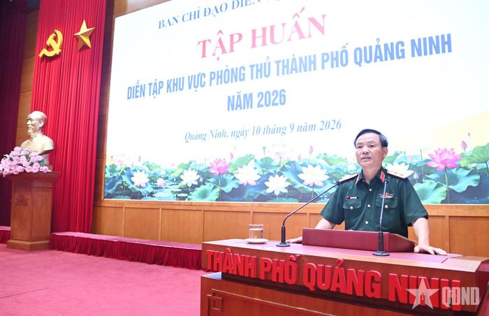 Trung tướng Lương Văn Kiểm, Tư lệnh Quân khu 3 phát biểu chỉ đạo tập huấn.