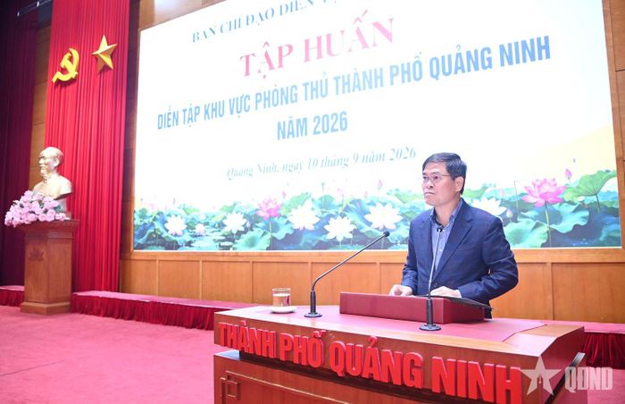 Đồng chí Bùi Văn Khắng, Phó bí thư Thành ủy, Chủ tịch UBND thành phố, Trưởng ban tổ chức diễn tập khu vực phòng thủ TP Quảng Ninh phát biểu tại buổi tập huấn.
