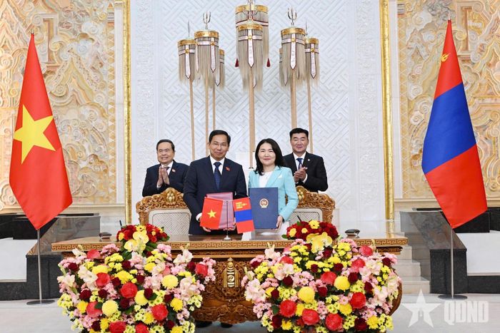  Chủ tịch Quốc hội Trần Thanh Mẫn và Chủ tịch Quốc hội Mông Cổ Sandag Byambatsogt chứng kiến lễ ký và trao Bản ghi nhớ hợp tác giữa Văn phòng Quốc hội hai nước. 
