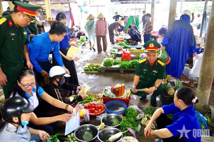  Cán bộ, chiến sĩ Lữ đoàn 683 phối hợp cùng đoàn viên thanh niên địa phương trực tiếp xuống các khu vực chợ, nơi đông dân cư để phát tờ rơi pháp luật tận tay người dân.  