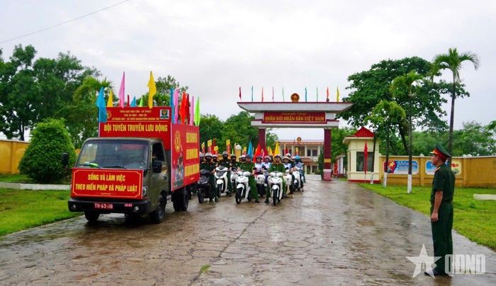  Các lực lượng ra quân thực hiện tuyên truyền lưu động và phát tờ rơi phổ biến, giáo dục pháp luật cho nhân dân trên địa bàn. 