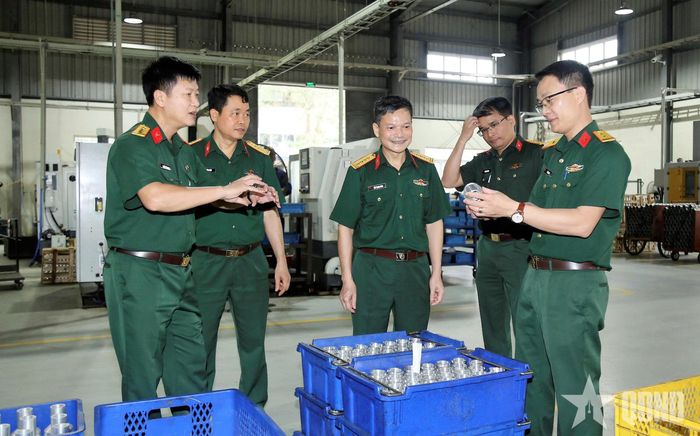 Thủ trưởng Viện Tên lửa tham quan dây chuyền gia công cơ khí và trao đổi chuyên môn tại Nhà máy Z131 (Tổng cục Công nghiệp Quốc phòng). 