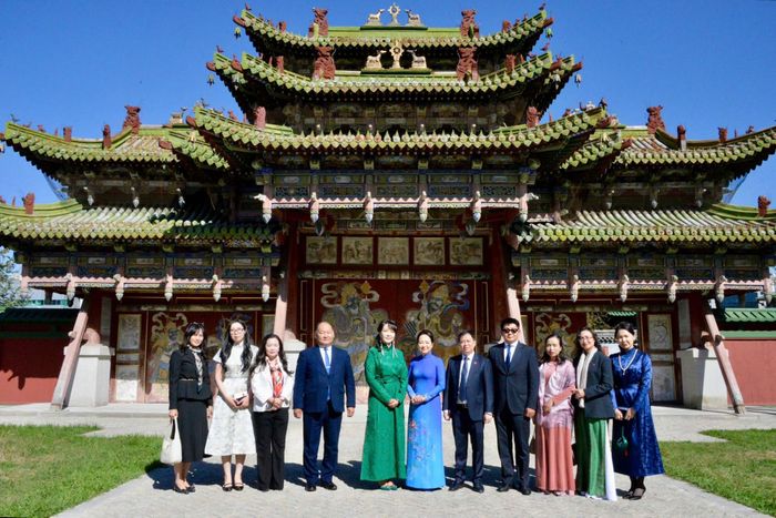Phu nhân Chủ tịch Quốc hội Nguyễn Thị Thanh Nga, phu nhân Chủ tịch Quốc hội Mông Cổ Gantsetseg Tsendsuren và các đại biểu tham quan quần thể Cung điện Hoàng đế Bogd VII và Cung điện Mùa Đông. 