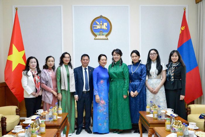 Hai phu nhân chụp ảnh lưu niệm cùng các đại biểu. 