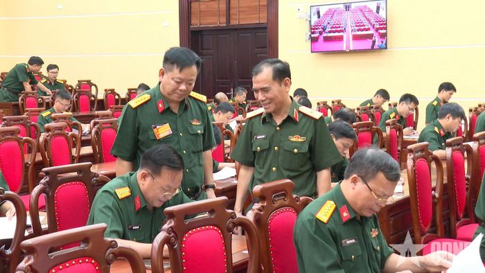  Thiếu tướng Nguyễn Đình Chiêu, Phó chính ủy Tổng cục Hậu cần - Kỹ thuật và Ban tổ chức kiểm tra, giám sát cán bộ thực hiện nội dung kiểm tra. 