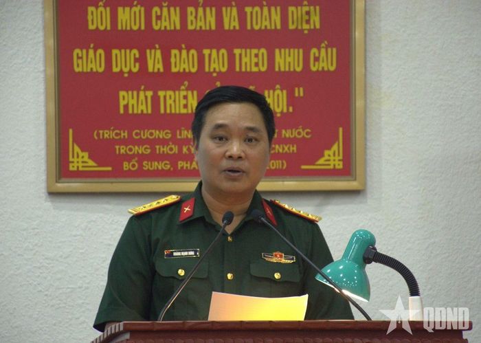 Đại tá, TS Hoàng Mạnh Hưng, Chủ nhiệm Khoa CTĐ, CTCT Học viện Chính trị phát biểu đề dẫn hội thảo. 