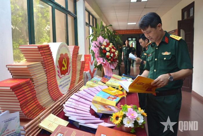 Không gian trưng bày sách và tài liệu tại hội thảo thu hút các đại biểu quan tâm. 