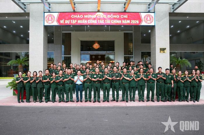 Các đại biểu dự khai mạc tập huấn chụp ảnh chung.
