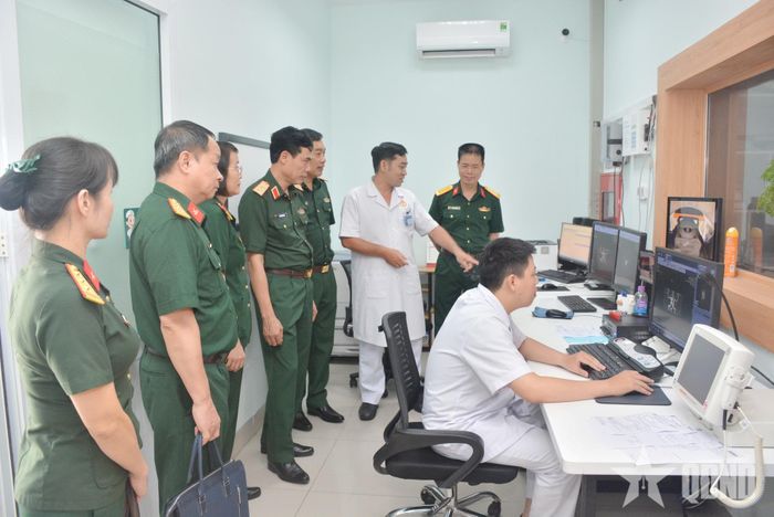 Thủ trưởng Tổng cục Hậu cần - Kỹ thuật và Học viện Hậu cần tham quan Bệnh viện Quân y 87.