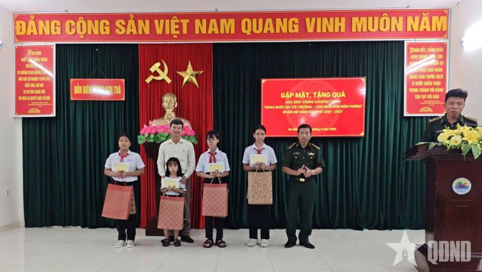  Trao quà tặng các học sinh trong Chương trình "Nâng bước em tới trường-Con nuôi đồn Biên phòng".  