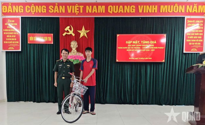  Trao xe đạp tặng con nuôi đồn biên phòng.