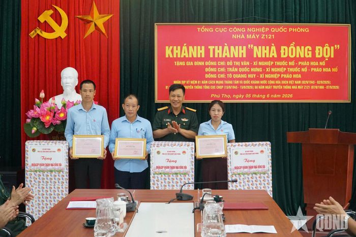 Đại tá Tống Xuân Đức, Phó chủ nhiệm Chính trị Tổng cục Công nghiệp Quốc phòng trao Giấy chứng nhận “Nhà đồng đội” tặng người lao động Nhà máy Z121, tháng 6-2026.