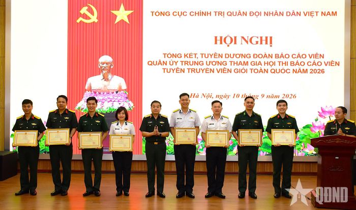  Thượng tướng Trương Thiên Tô trao thưởng tặng Đoàn báo cáo viên Quân ủy Trung ương tham gia Hội thi Báo cáo viên, tuyên truyền viên giỏi toàn quốc năm 2026. 