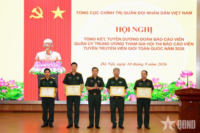 Thượng tướng Trương Thiên Tô trao thưởng tặng các tập thể, cá nhân tại hội nghị. 