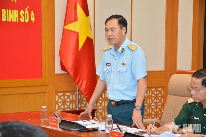 Thiếu tướng Bùi Thiên Thau, Phó tư lệnh Quân chủng Phòng không - Không quân báo cáo tại buổi làm việc. 