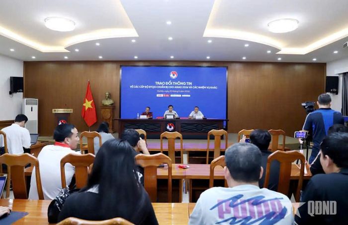  Quang cảnh buổi trao đổi.