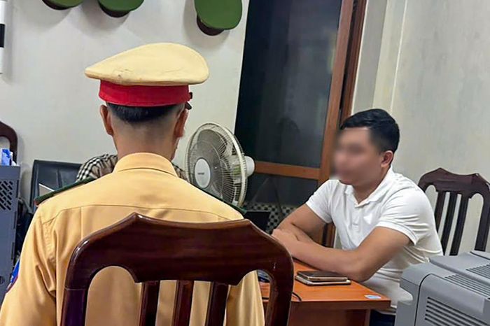 Lái xe taxi P.Q.Đ tại cơ quan Công an.