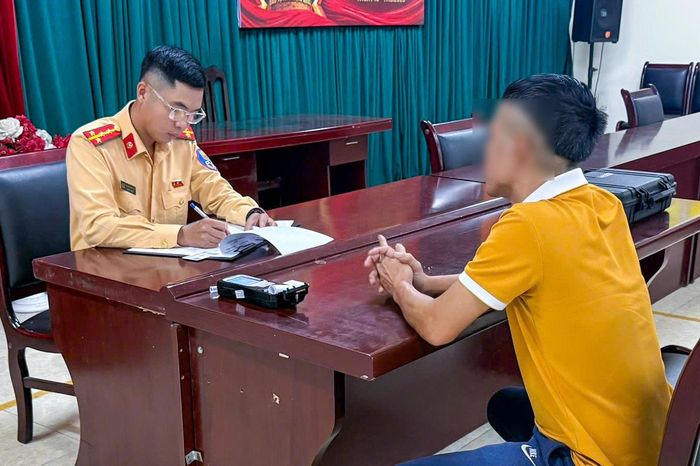 Lái xe khách T.V.H tại cơ quan Công an.